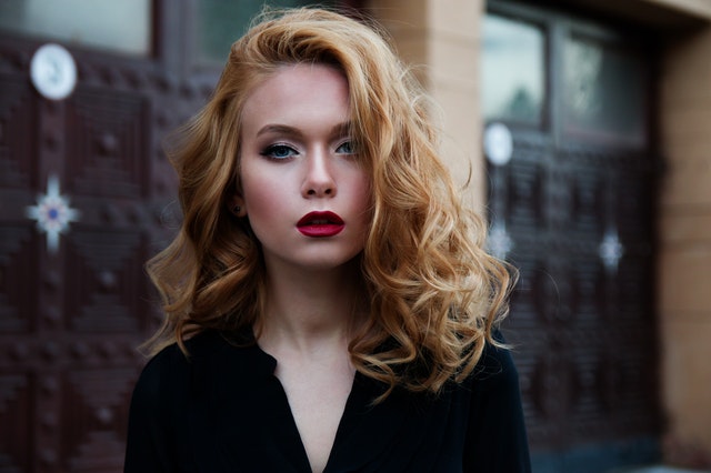 red haired women, curly hair, makeup 